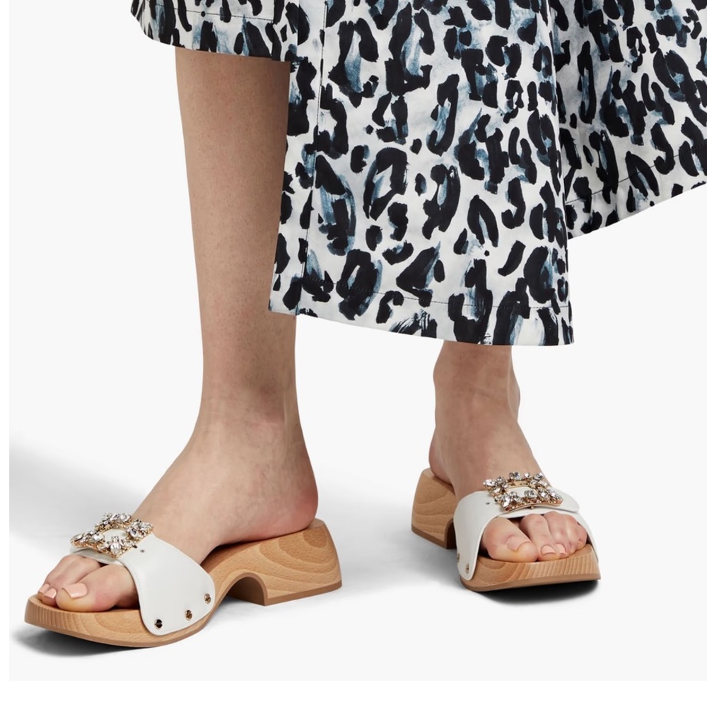 ROGER VIVIER
Viv crystal statement Clogs leather Mule In white